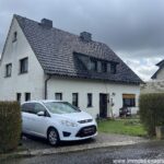 Straßenansicht links ...