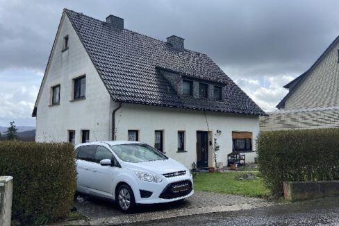 Straßenansicht links ...