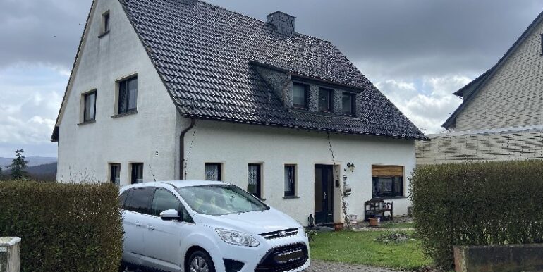 Straßenansicht links ...