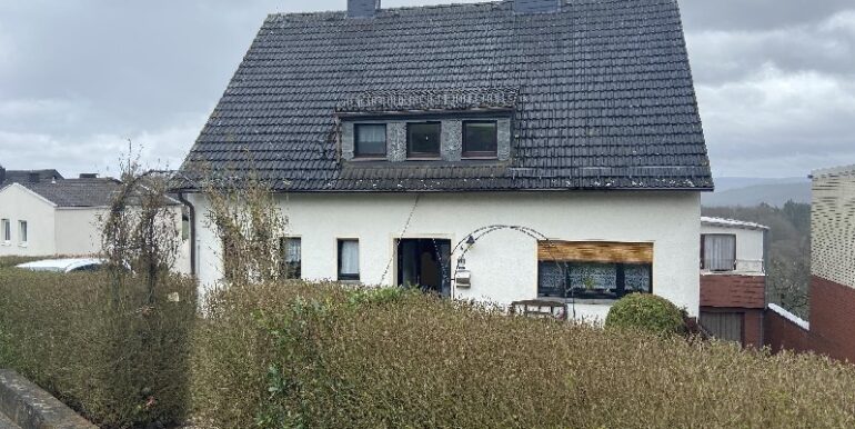 Straßenansicht rechts ...