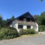 Straßenansicht links ...