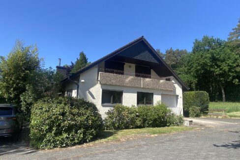 Straßenansicht links ...