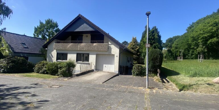 Straßenansicht rechts ...