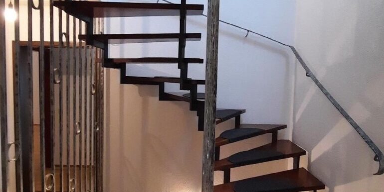 Treppe zu DG und UG ...