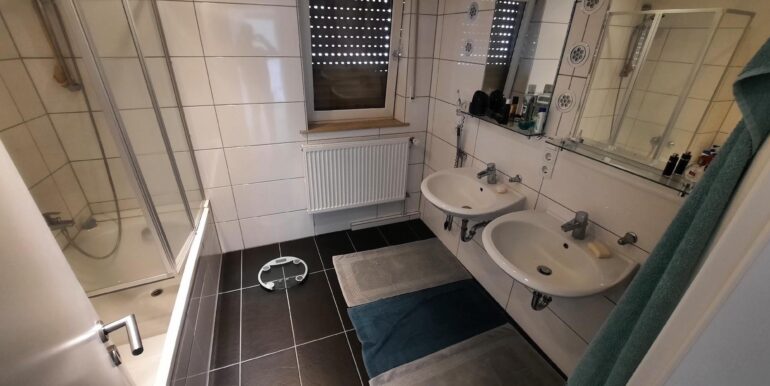Badenzimmer mit Fenster DG ...