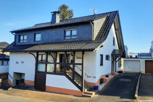 Straßenansicht rechts ...