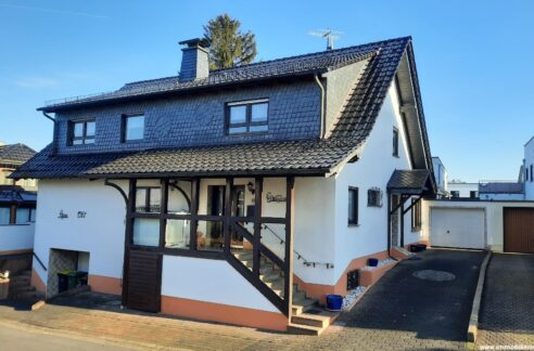 Straßenansicht rechts ...