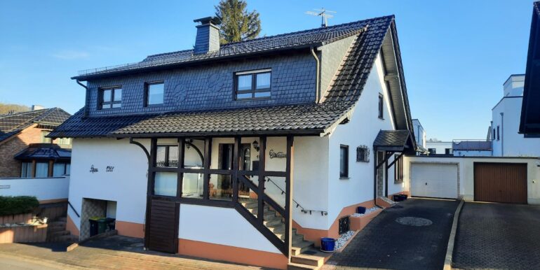 Straßenansicht rechts ...