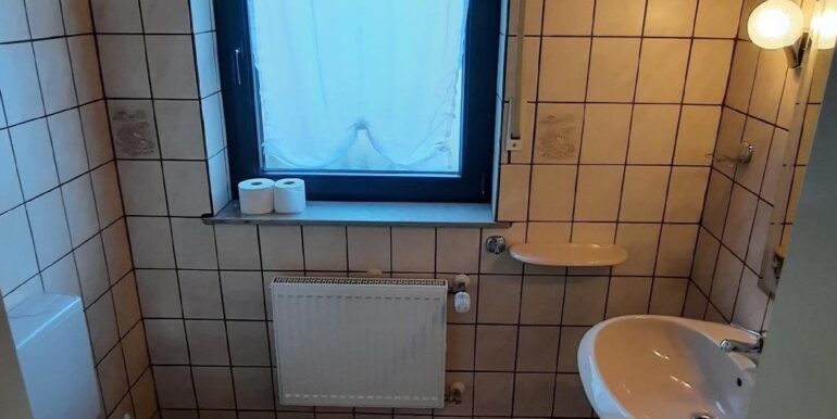 Gäste-WC mit Fenster EG ...
