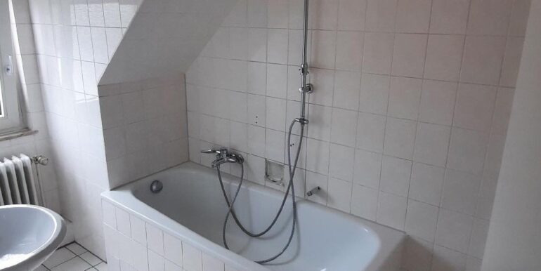 Wannen-Bad mit Fenster ...