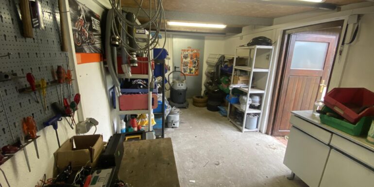 Werkstatt mit Zugang Garage ...