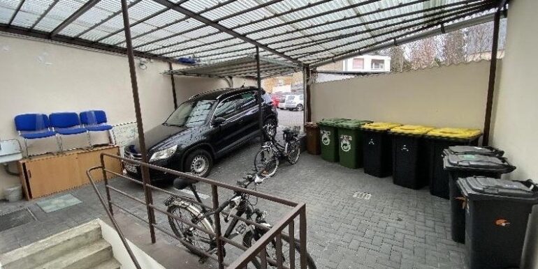 Abgeschlossener Hof / Carport ...
