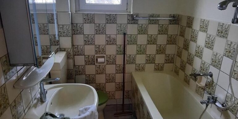 Badezimmer mit Fenster ...