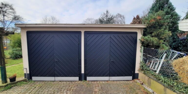 Garage (rechts) ...