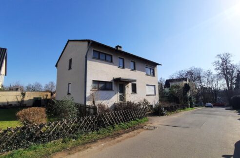 Straßenansicht links