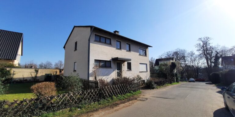 Straßenansicht links