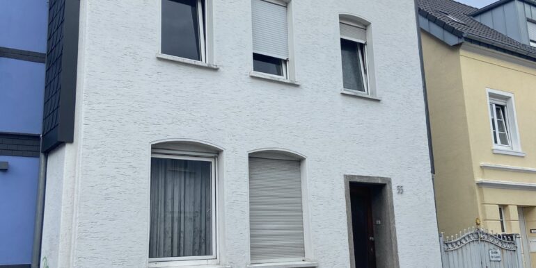 Straßenansicht links