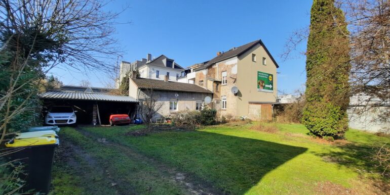 Rückansicht mit Grundstück