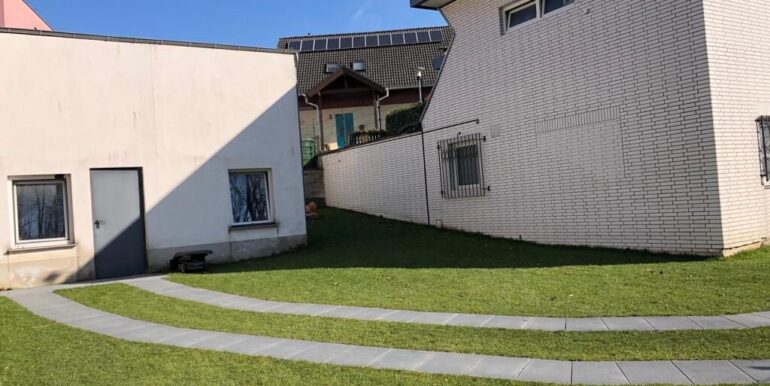 Rückansicht mit Garagen