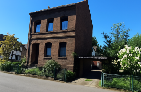 Straßenansicht rechts ...