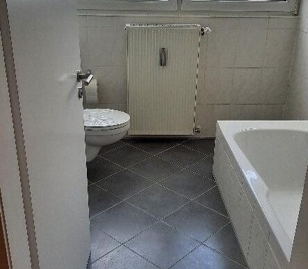 Badezimmer mit Fenster ...