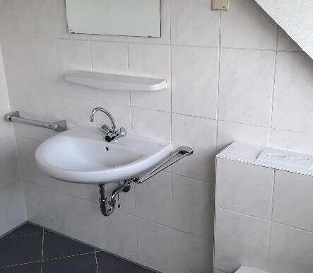Waschbecken und Toilette ...