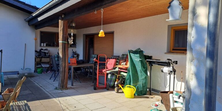 Überdachte Terrasse ...