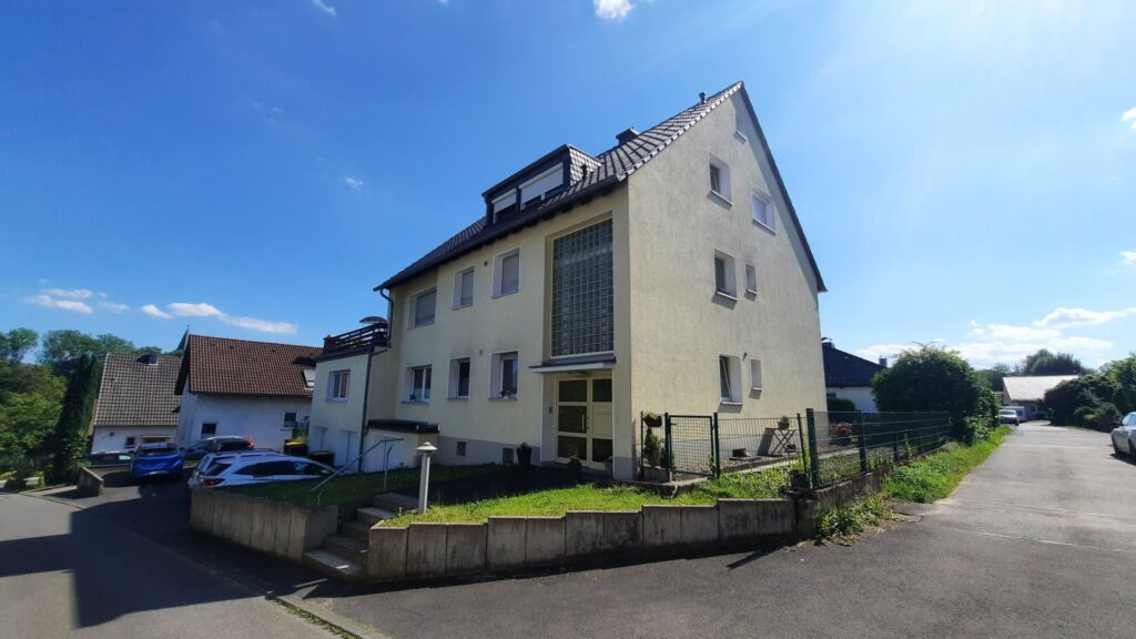 Straßenansicht ...