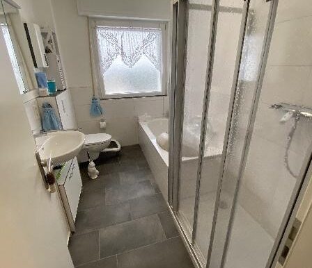 Badezimmer (Dusche u. Wanne) ...