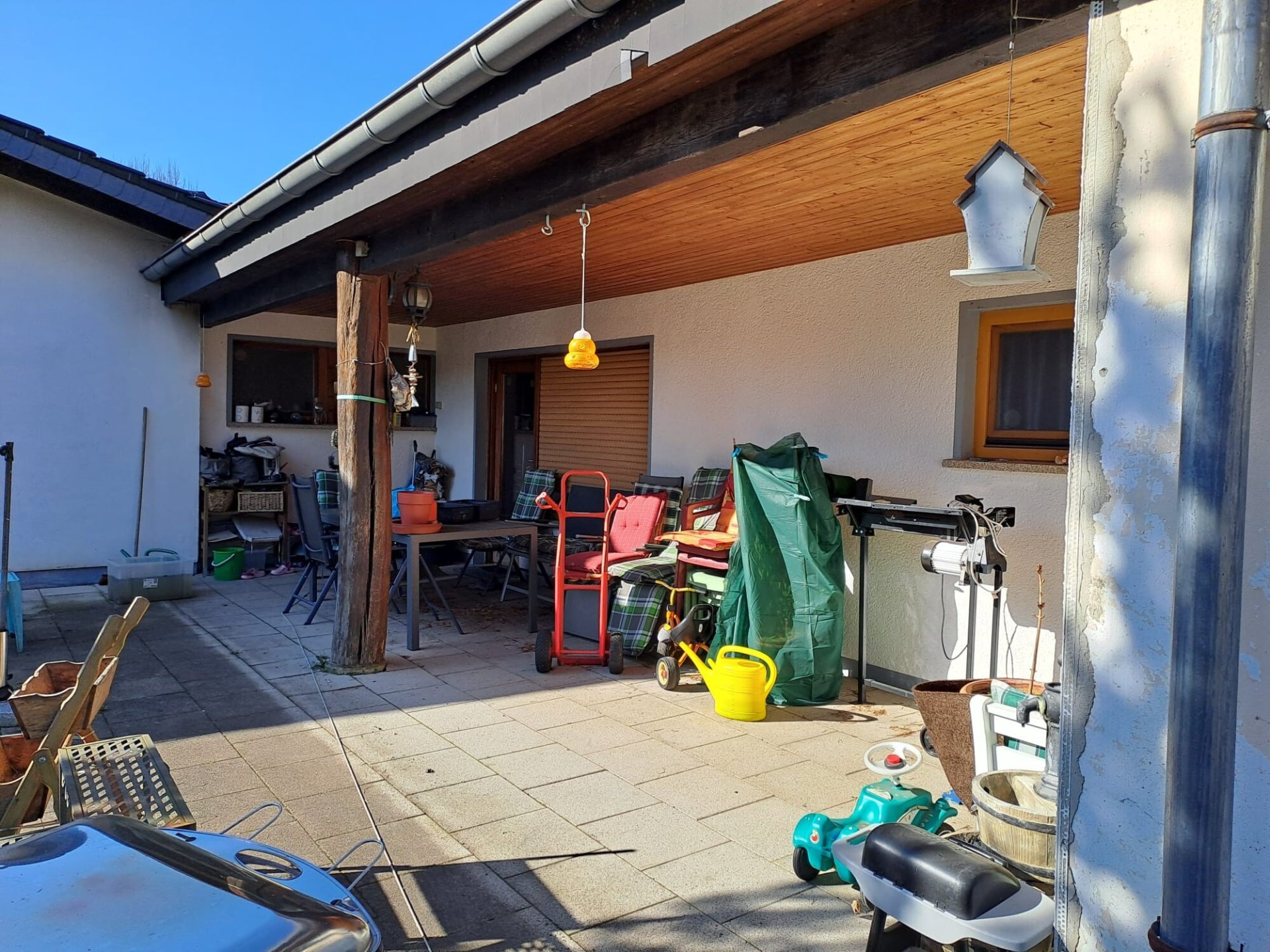 Überdachte Terrasse ...