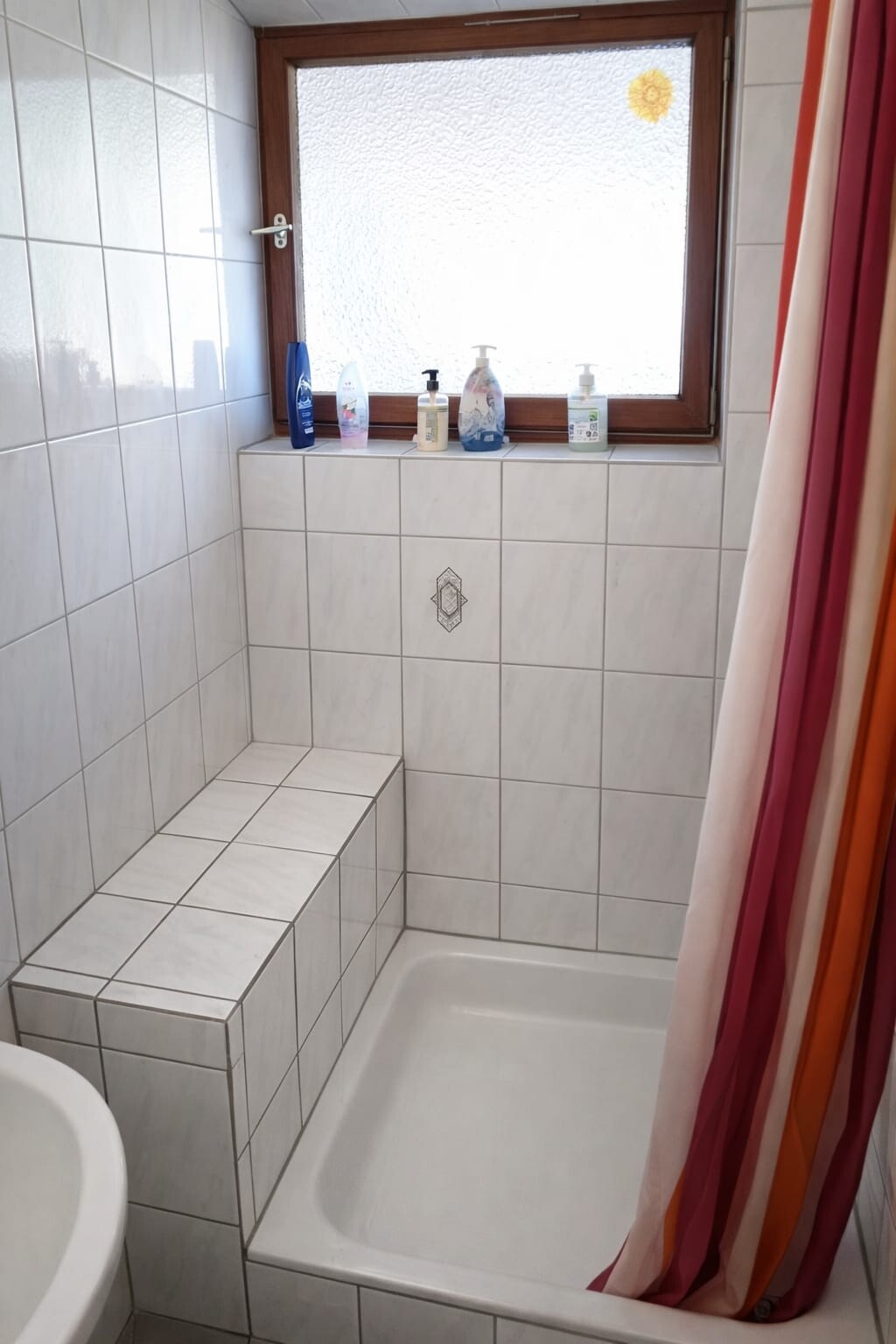 Tageslicht-Bad mit Dusche ...