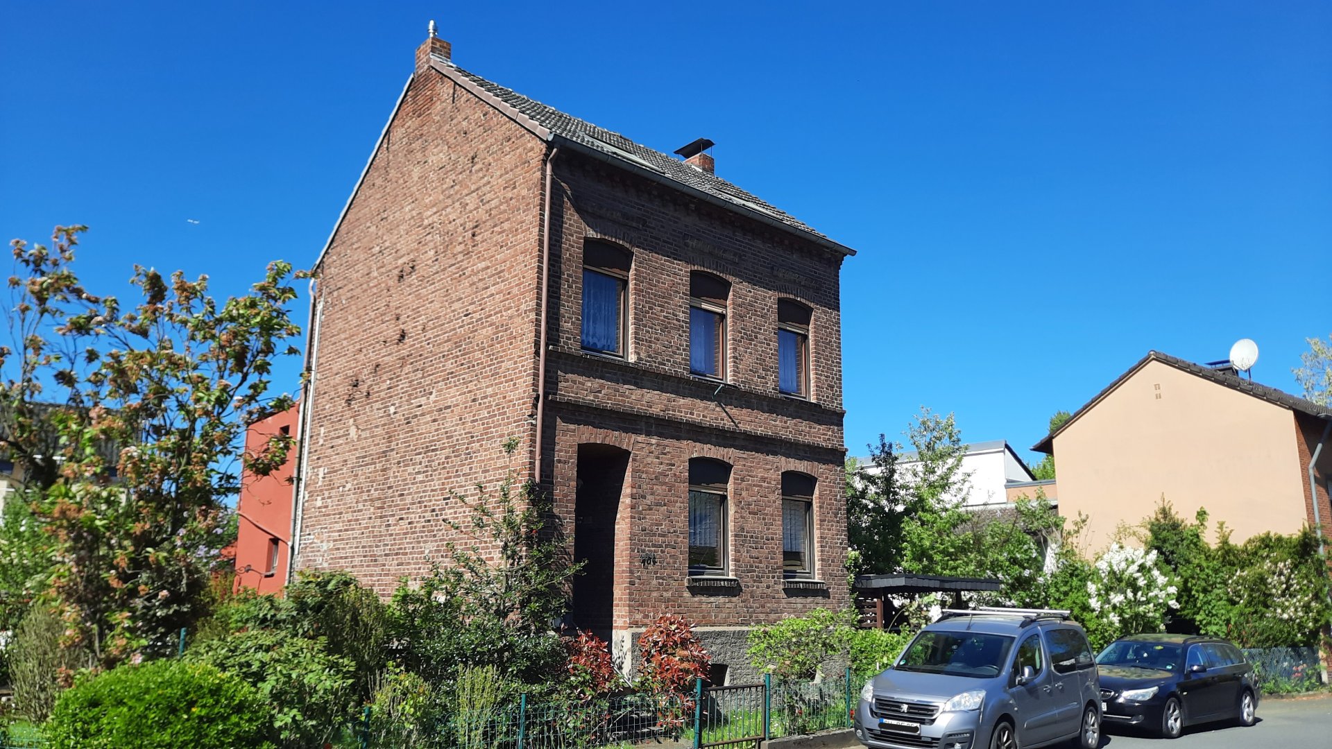 Straßenansicht links ...