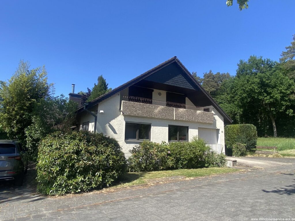 Straßenansicht links ...