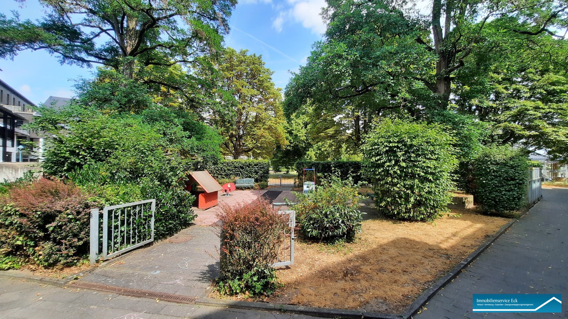 Parkanlage mit Spielplatz ...