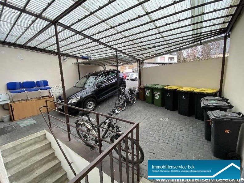Abgeschlossener Hof / Carport ...