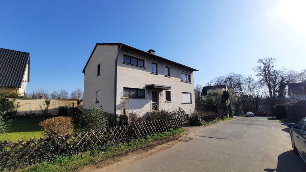 Straßenansicht links