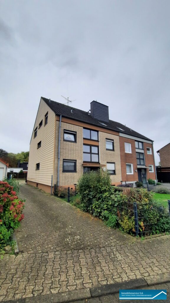 Straßenansicht links ...