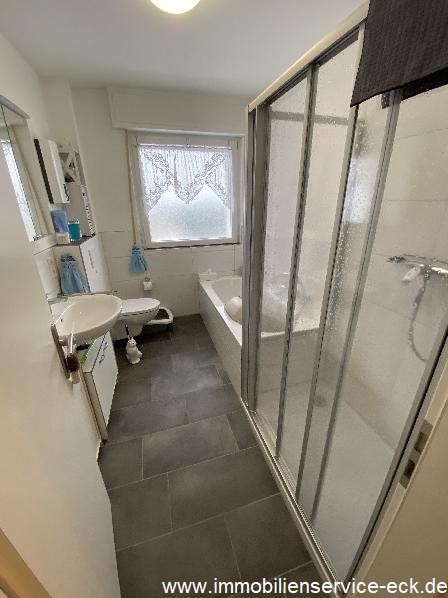 Badezimmer (Dusche u. Wanne) ...
